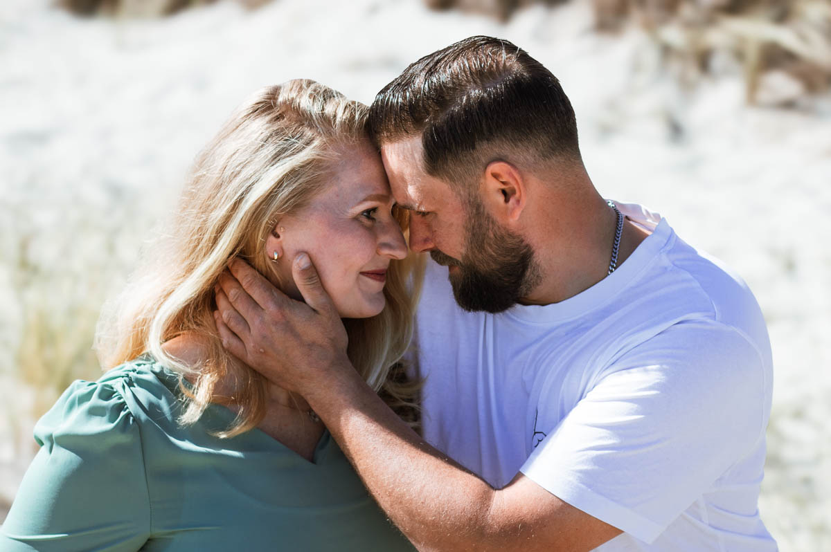 Babybauchshooting am Ostseestrand: Warum sich die Auszeit am Meer für euch lohnt!